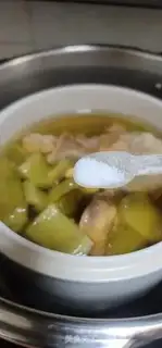 Make Soybeans, bitter melon, bone soup step 9