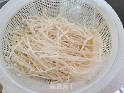 Make Golden fungus fried eggs step 1