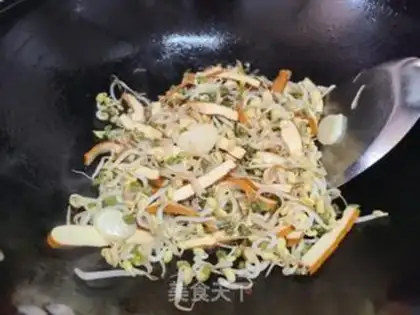 Make The green bean sprouts are fried and dried step 4