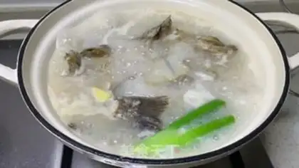 Make Spicy fish bone soup step 1