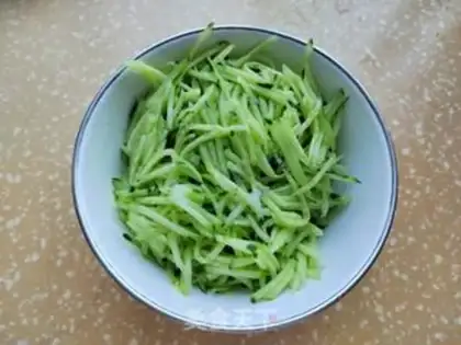 Make cucumber veal frying step 1