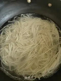 Make Vegetable roller noodles step 6