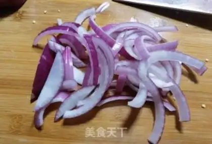 Make Onion-breeded chili step 1