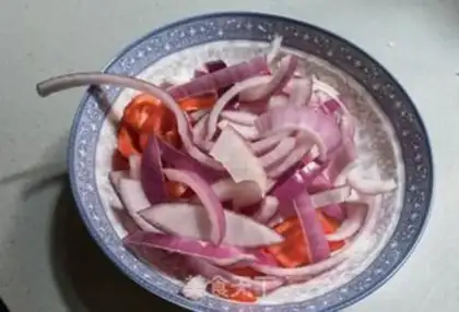 Make Onion-breeded chili step 2