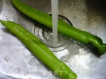 Make Shrimp-skinned green pepper step 1
