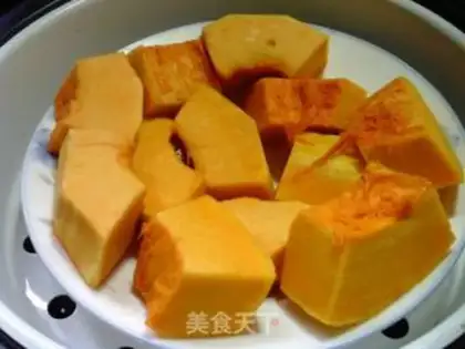 Make Paper cups of sweet pumpkin cake step 1