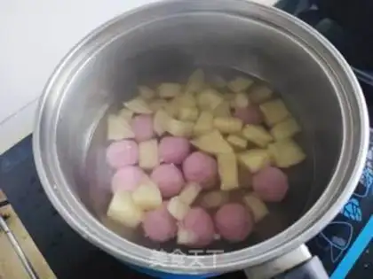 Make Apples are made with mashed potatoes step 3
