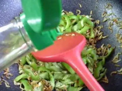Make Shrimp-skinned green pepper step 5