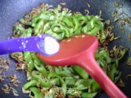 Make Shrimp-skinned green pepper step 6