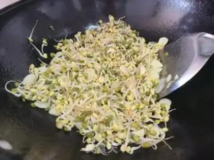 Make Garlic green bean sprouts step 2