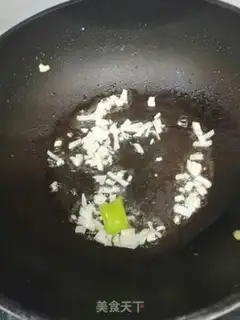 Make Shrimp sauce fried eggs step 1
