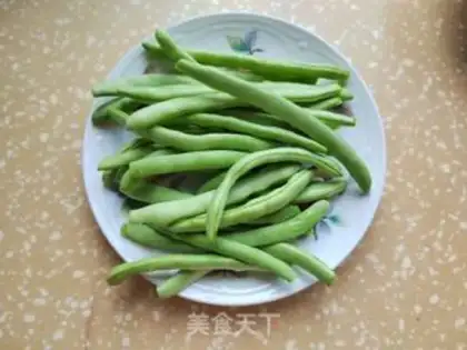 Make Four season bean beef pies step 2