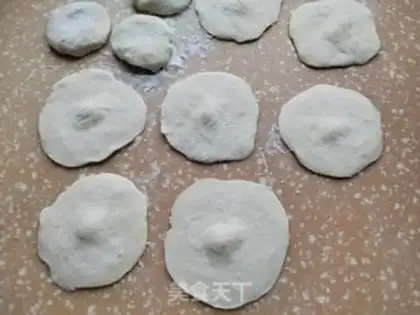 Make Four season bean beef pies step 7