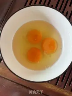Make Garlic eggs for grandma step 1