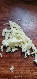 Make Garlic on the sea green step 1