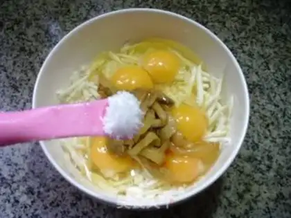 Make Squeeze the raisin and egg stand step 3