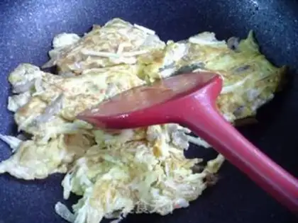 Make Squeeze the raisin and egg stand step 5