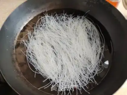 Make Soybeans, fried rice noodles step 0
