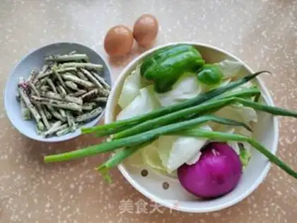 Make Soybeans, fried rice noodles step 1