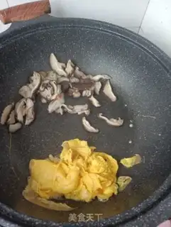 Make Cream mushroom fried eggs step 11