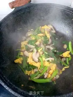 Make Cream mushroom fried eggs step 12