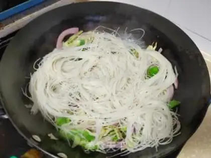 Make Soybeans, fried rice noodles step 7