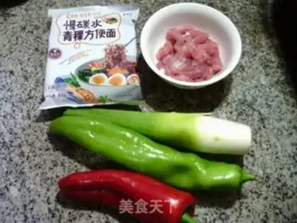 Make Two peppers of white meat, and a good noodle step 0