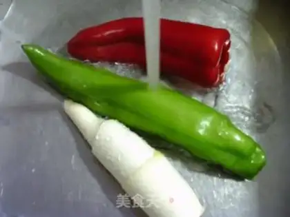 Make Two peppers of white meat, and a good noodle step 1