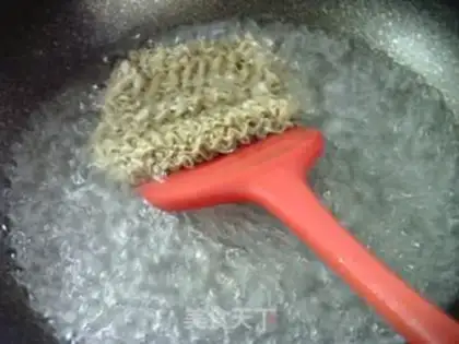 Make Two peppers of white meat, and a good noodle step 3