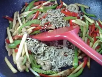 Make Two peppers of white meat, and a good noodle step 9