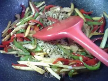 Make Two peppers of white meat, and a good noodle step 12