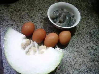 Make Shrimp fried eggs and melon soup step 0