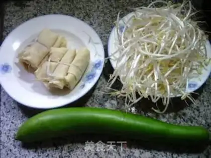 Make The green bean sprouts, the chrysanthemum. Soup step 0