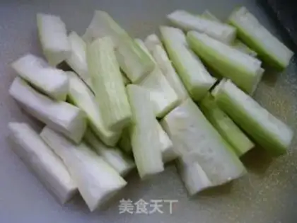 Make The green bean sprouts, the chrysanthemum. Soup step 2