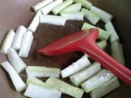Make The green bean sprouts, the chrysanthemum. Soup step 3