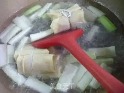 Make The green bean sprouts, the chrysanthemum. Soup step 4