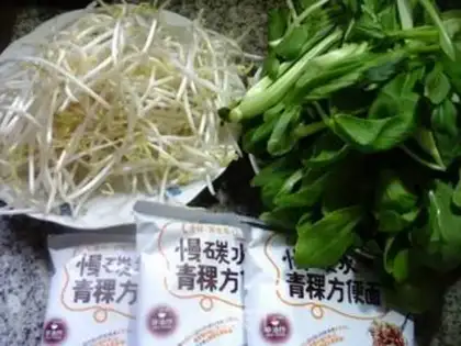 Make The green bean sprouts with a green noodle step 0