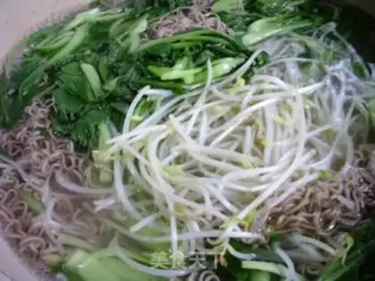 Make The green bean sprouts with a green noodle step 2