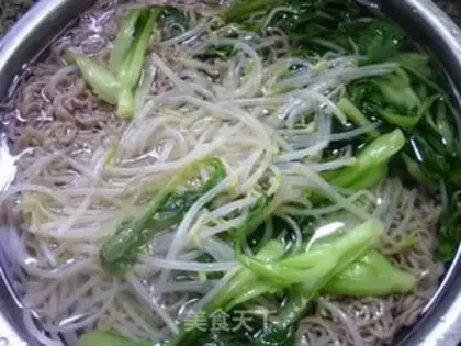 Make The green bean sprouts with a green noodle step 3