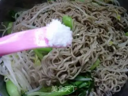 Make The green bean sprouts with a green noodle step 4