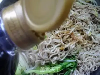 Make The green bean sprouts with a green noodle step 5