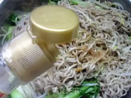 Make The green bean sprouts with a green noodle step 6