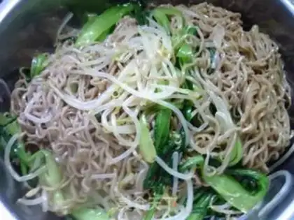 Make The green bean sprouts with a green noodle step 7