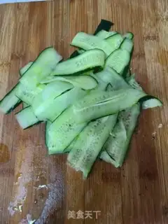 Make cucumber egg soup step 1