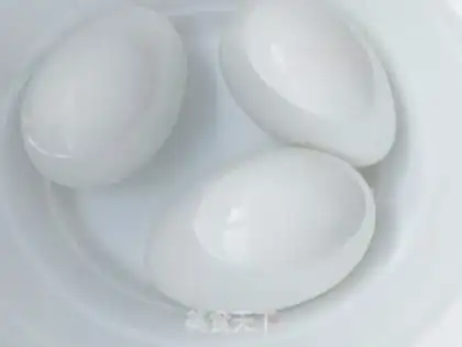 Make Onions and eggs step 1