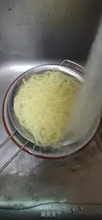 Make Skinny onion green bean sprouts Noodles step 5