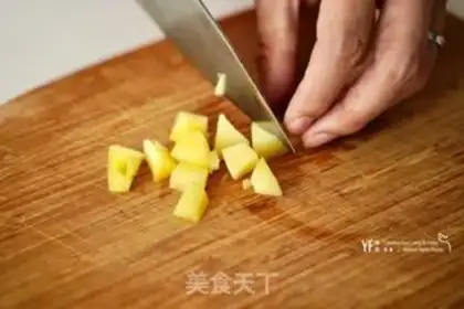 Make pineapple tops are frozen step 1