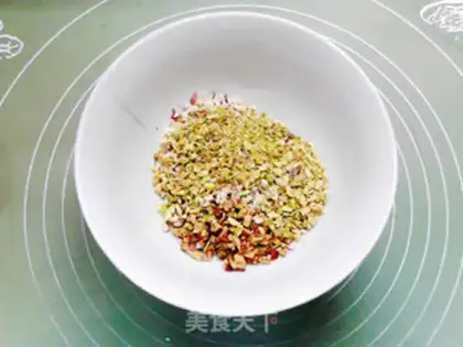 Make Pistachio walnuts, peanut sugar cake step 1