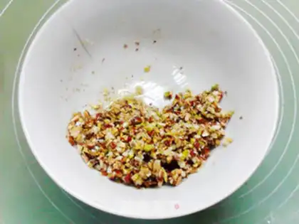 Make Pistachio walnuts, peanut sugar cake step 2