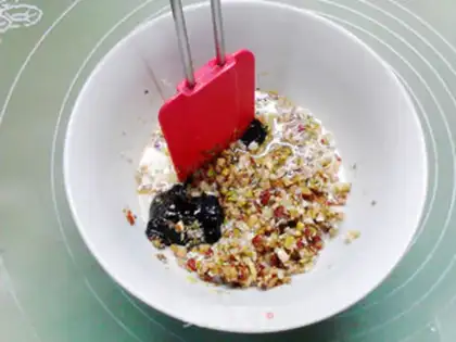 Make Pistachio walnuts, peanut sugar cake step 3